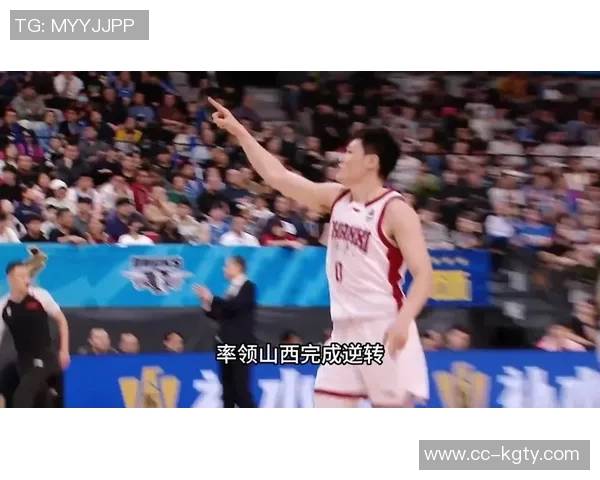 曾凡博全力以赴抢断狄龙皮球倒地争抢引发犯规争议